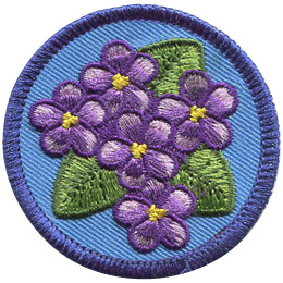 This circular patch displays a bunch of violets (6 flowers) sitting amongst a triangle of green leaves.